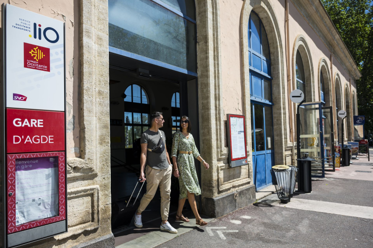 Gare d'Agde © Sam Bié Couple qui sort de la Gare d'Agde
