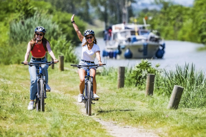 2 copines en vélo le long du Canal du Midi