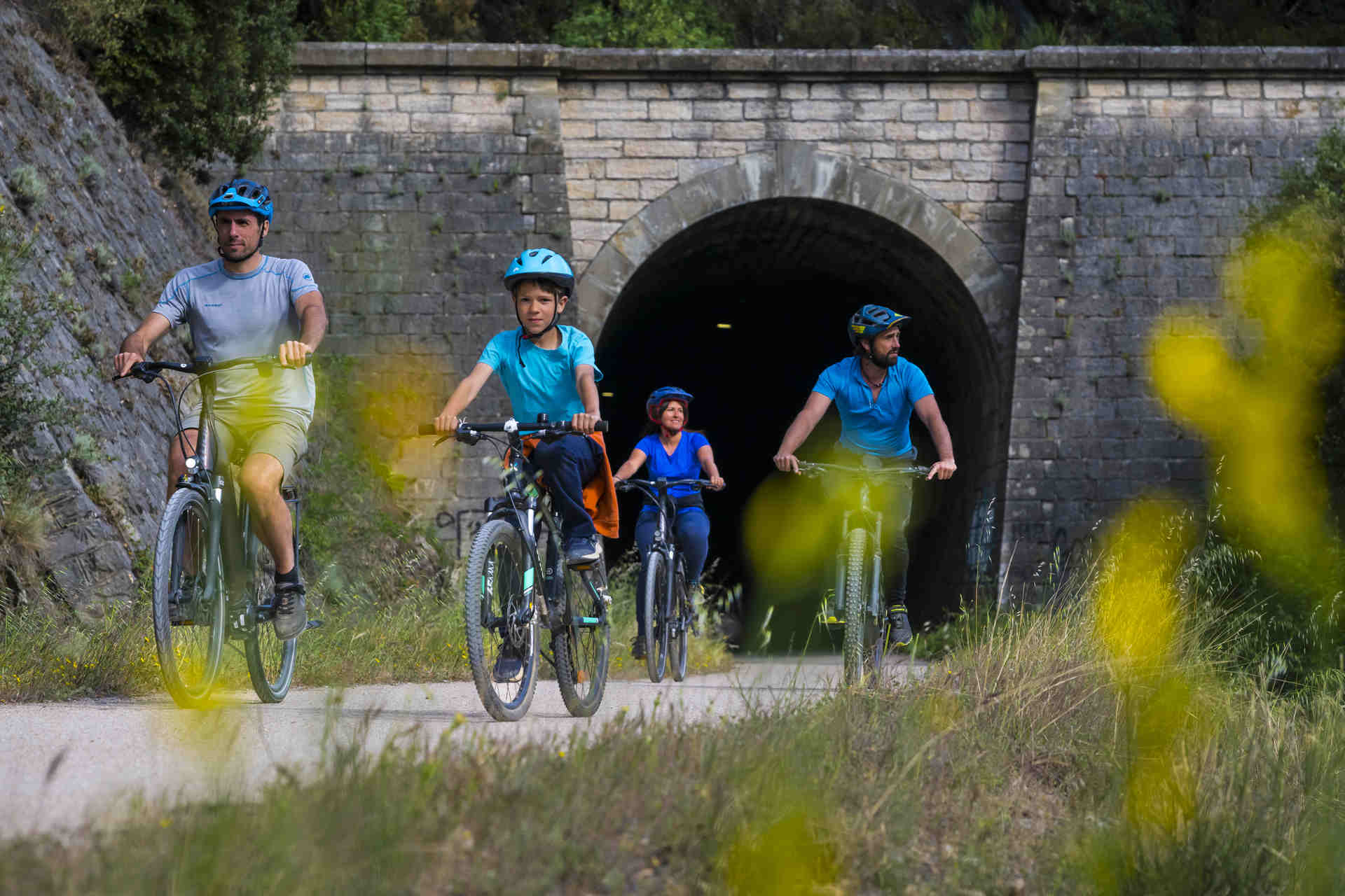 Famille en vélo sur la Voie Verte Passa Pais