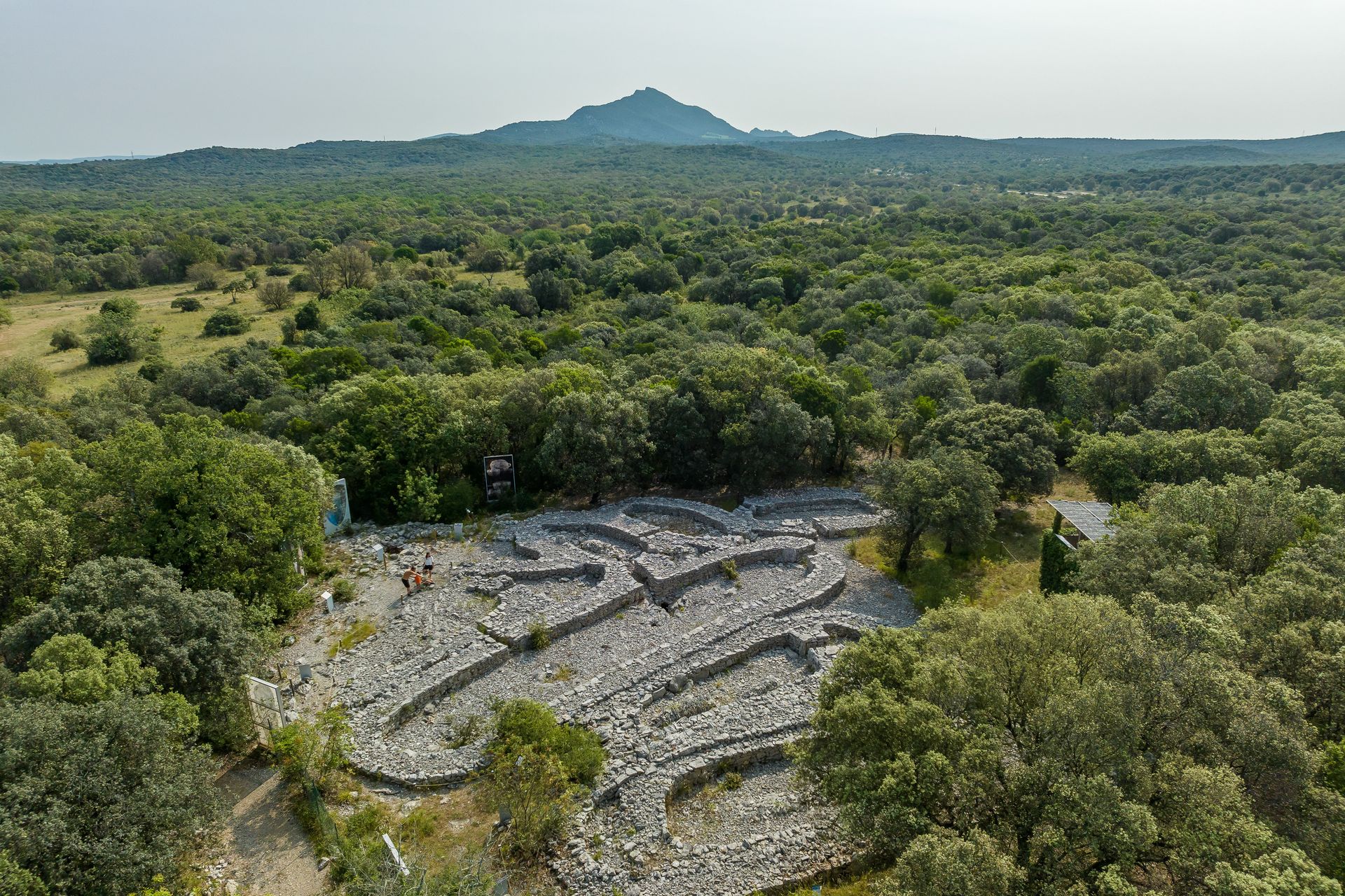 Site préhistorique de Cambous © Régis Domergue Vue aérienne sur le site préhistorique de Cambous à Viols-en-Laval, avec, en toile de fond, le majestueux Pic Saint-Loup