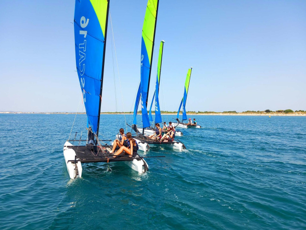Groupe d'adolescents qui font du catamaran