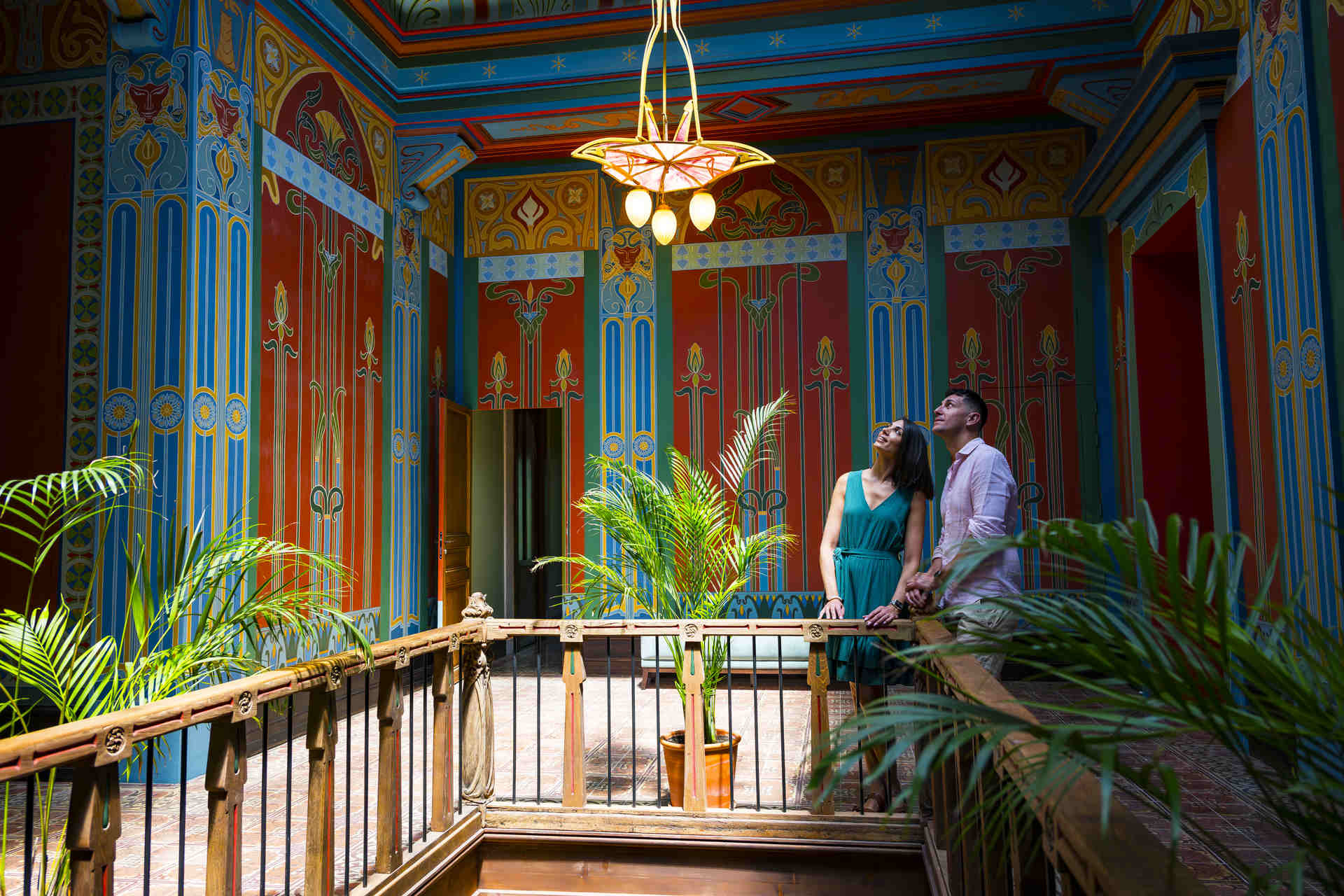 Couple de jeunes qui visite le Château Laurens à Agde