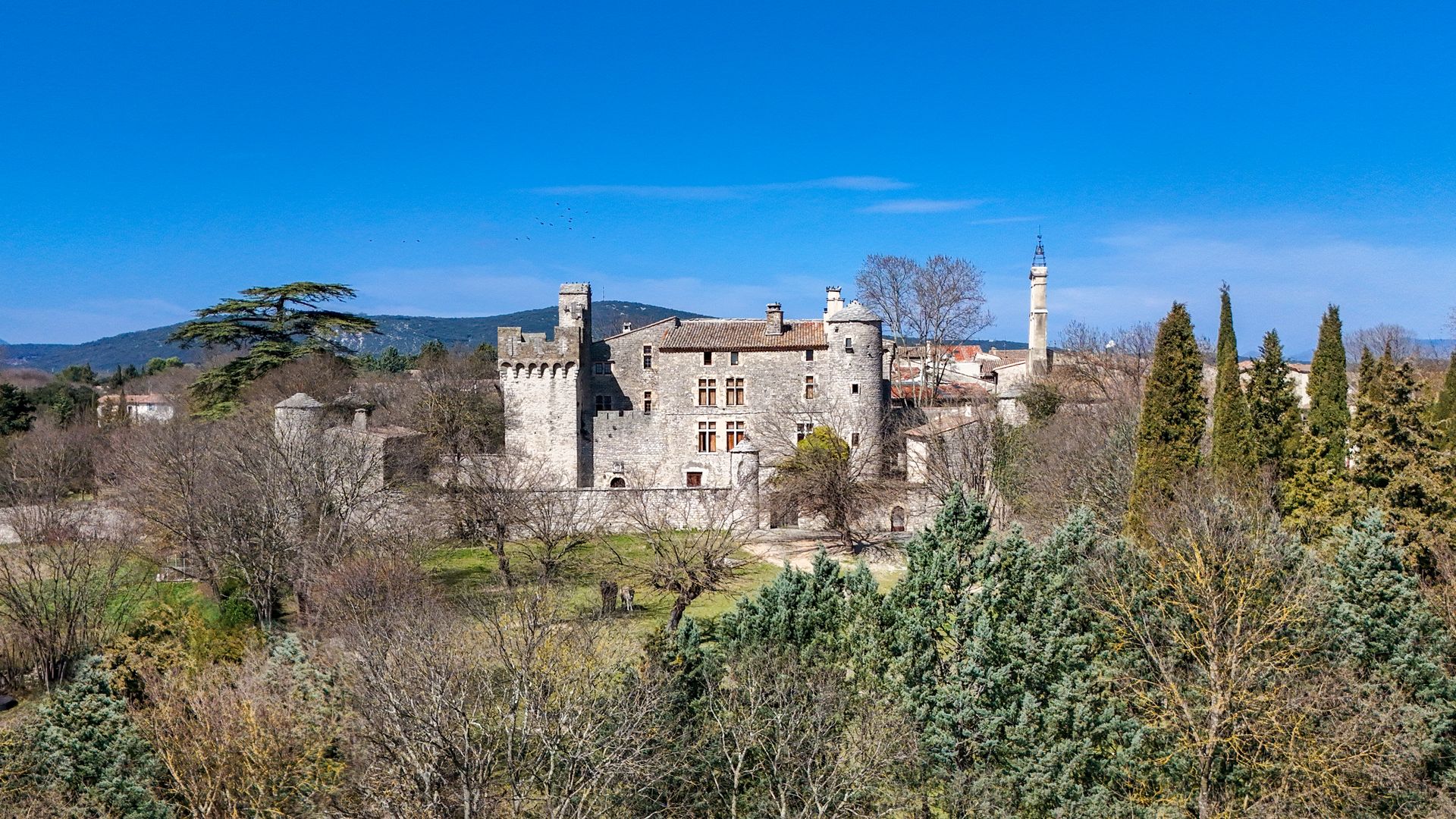 Notre Dame-de-Londres © Eric Brendle Vue sur le château médiéval du village de Notre-Dame-de-Londres près du Pic Saint-Loup