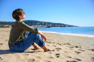 Farniente sur la plage du lido à Sète les pieds dans le sable