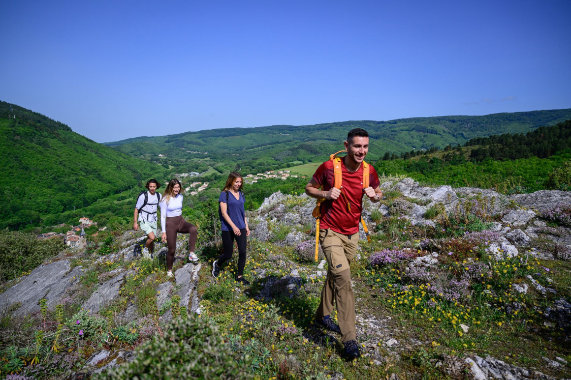En randonnée dans le Haut-Languedoc © Régis Domergue Groupes d'amis en randonnée dans le Haut-Languedoc