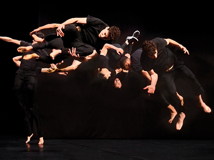 KA-IN, groupe acrobatique de Tanger © Richard Haughton KA-IN, groupe acrobatique de Tanger