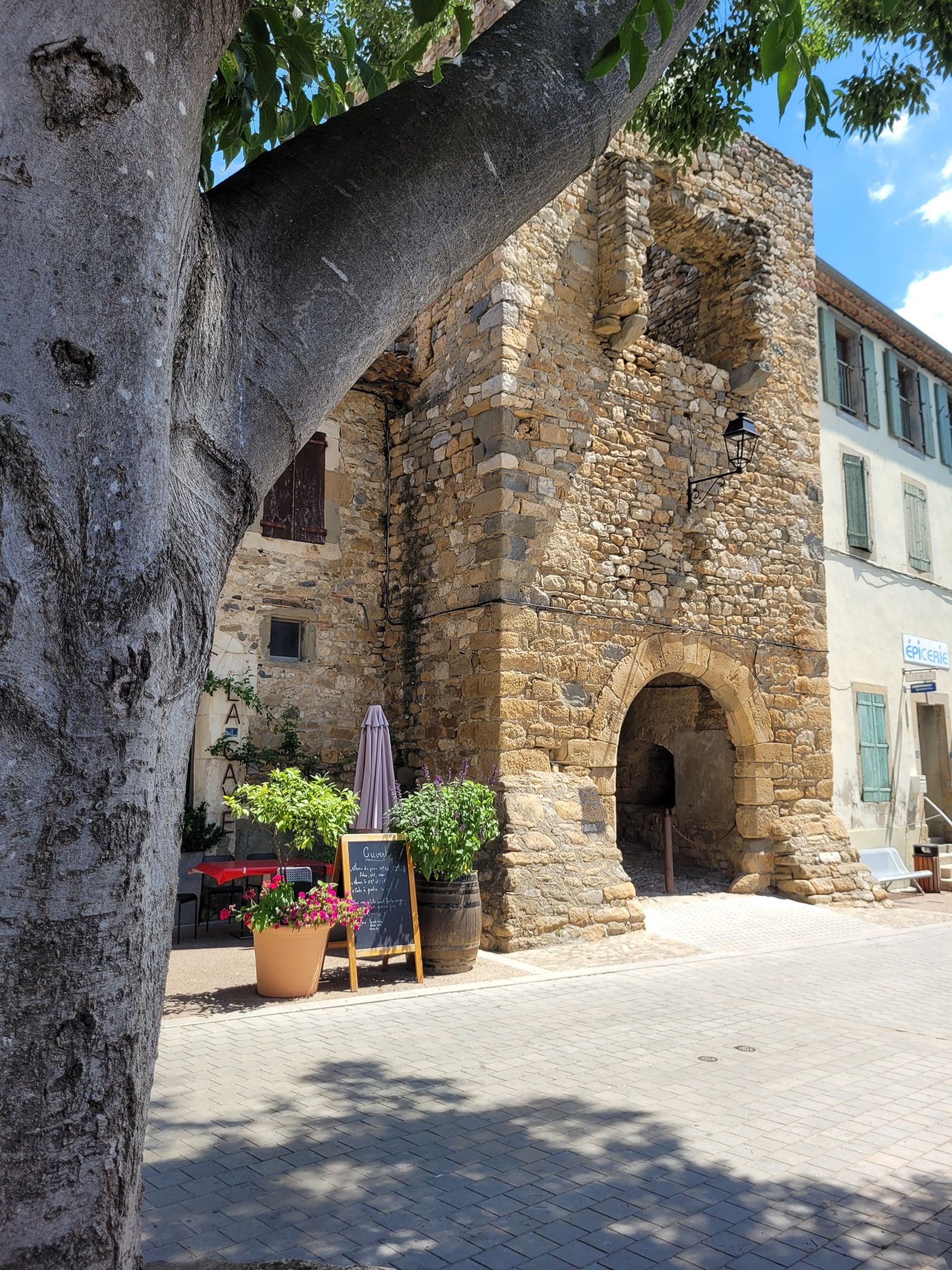 Porte fortifiée de la Carambelle à La Caunette © Lydie Lemoine - Office de Tourisme Minervois au Caroux Vue sur la porte fortifiée de la Carambelle à La Caunette