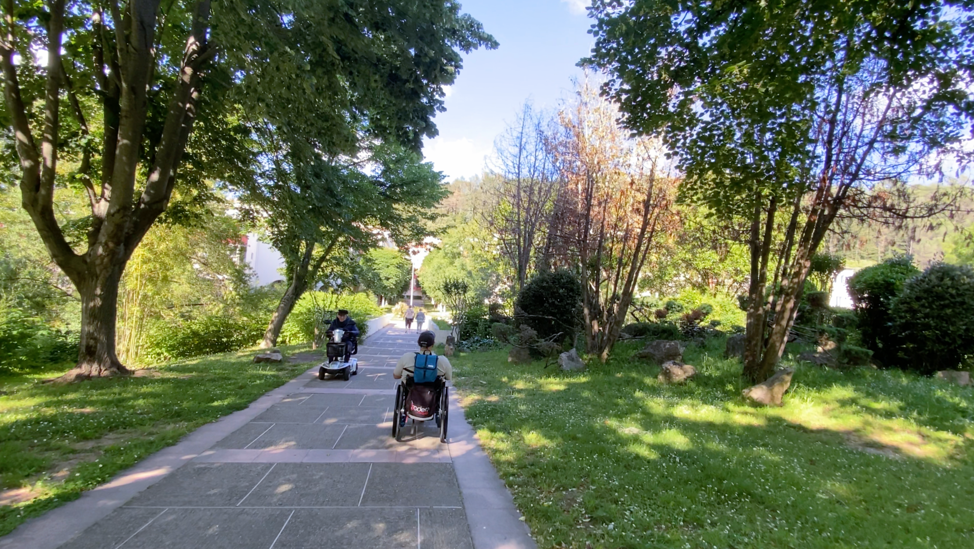 Lamalou-les-Bains © Vsinlimite 2 personnes en fauteuil roulant circulent sur la Passa Païs