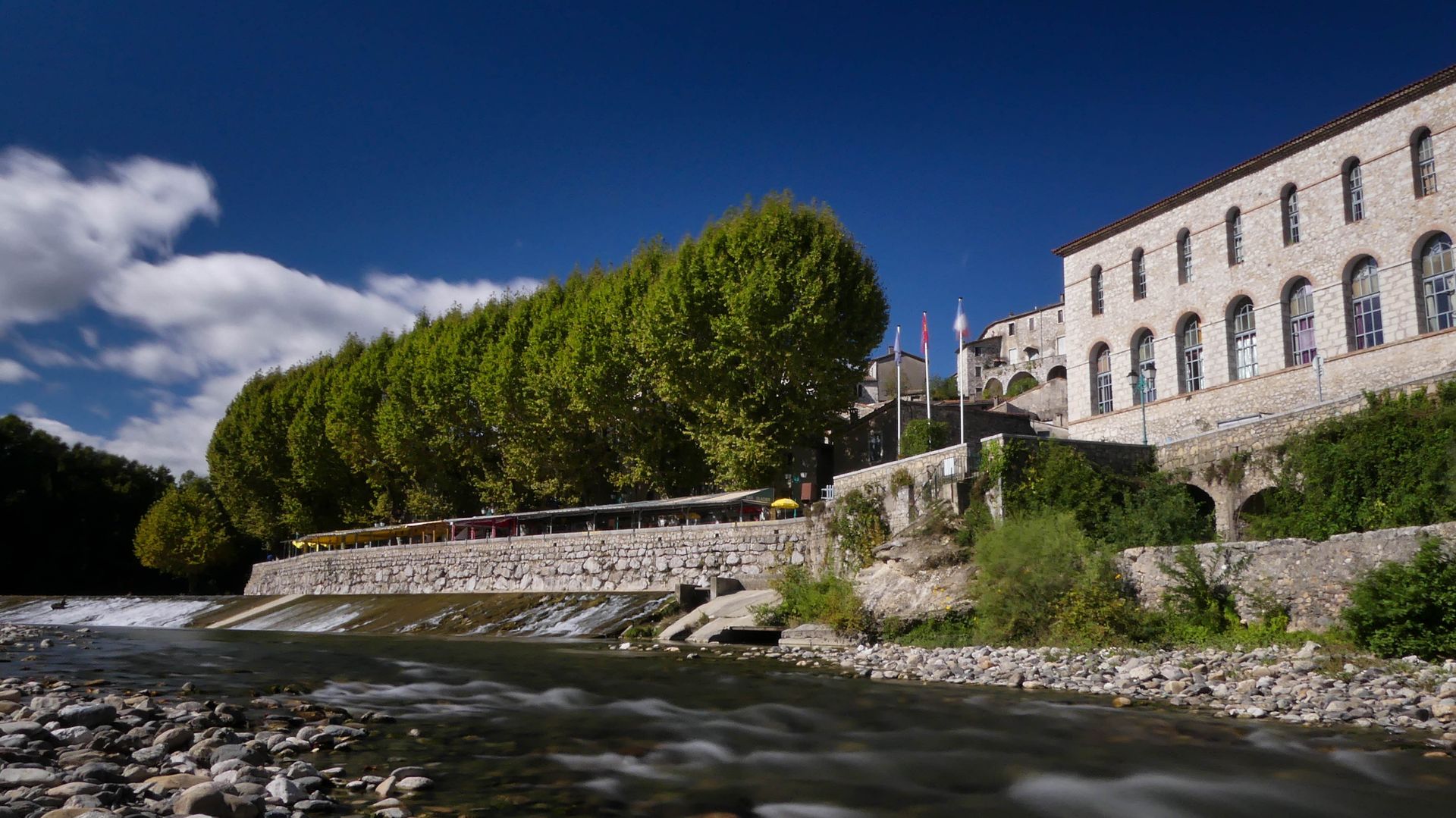 Laroque © Eric Brendle Vue sur le village médiéval de Laroque au bord du fleuve Hérault