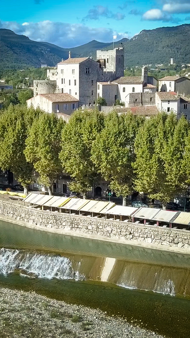 Laroque © Eric Brendle Vue aérienne sur le village médiéval de Laroque et son donjon carré