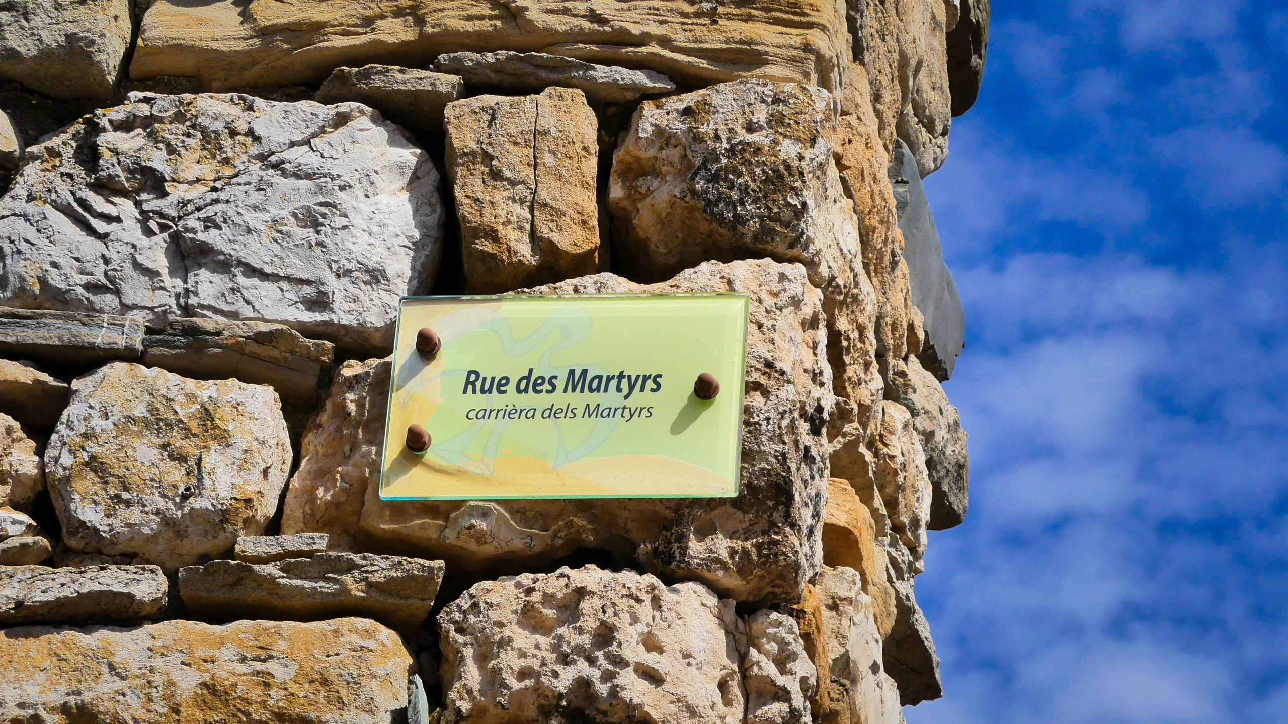 Rue des Martyrs à Minerve © Eric Brendle Plaque indiquant la rue des Martyrs à Minerve
