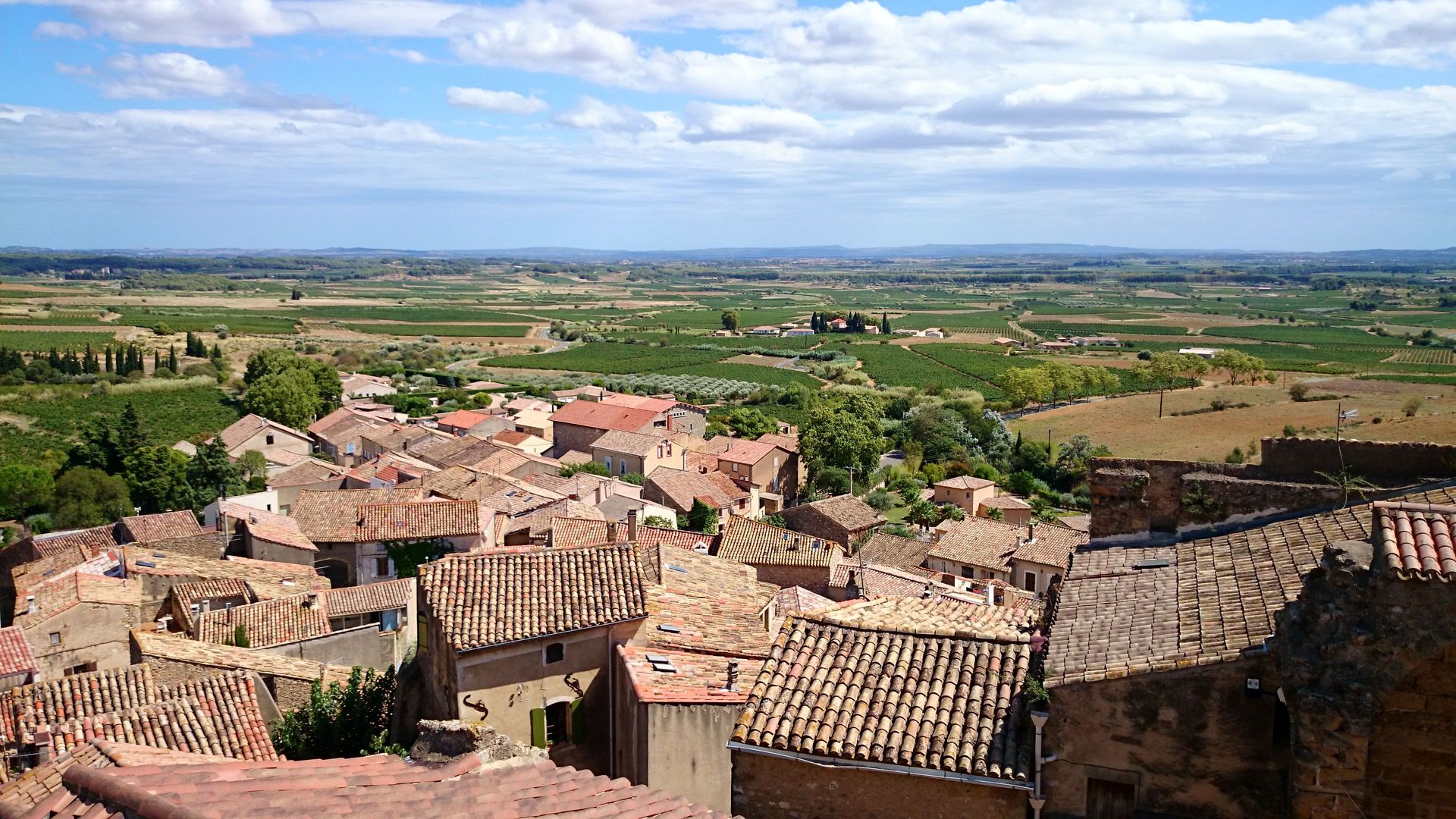 Montouliers © Eric Brendle Vue panoramique sur les toits et les vignes depuis le clocher de l'église Saint-Baudile de Montouliers