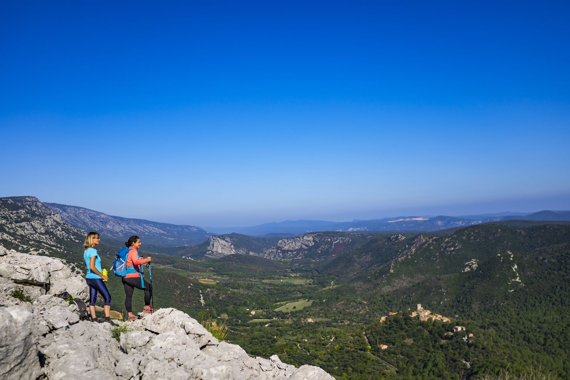 Deux randonneuses sur le PR Séranne Pontel admirent la vue sur le haut de la Vallée de la Buèges