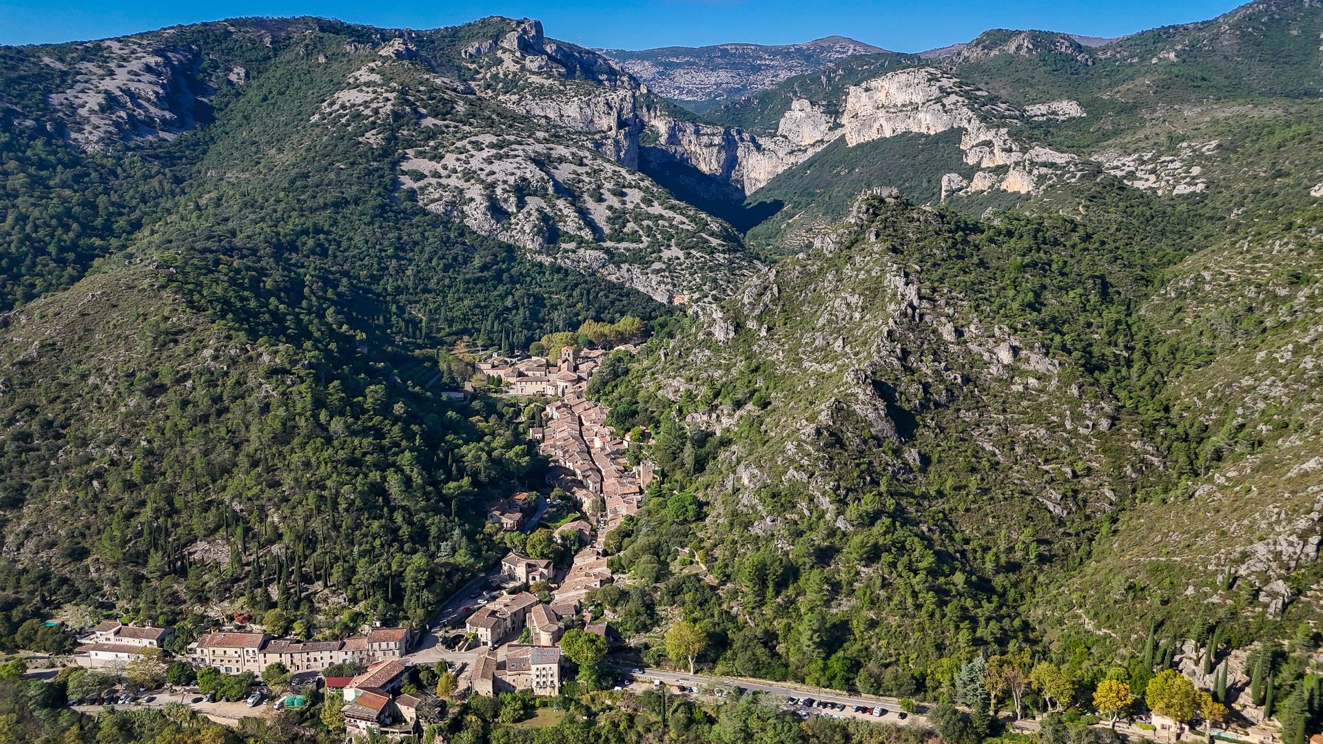Saint-Guilhem-Le-Désert © Eric Brendle Vue aérienne sur le village médiéval de Saint-Guilhem-Le-Désert, le cirque de l'Infernet et les monts de Saint-Guilhem