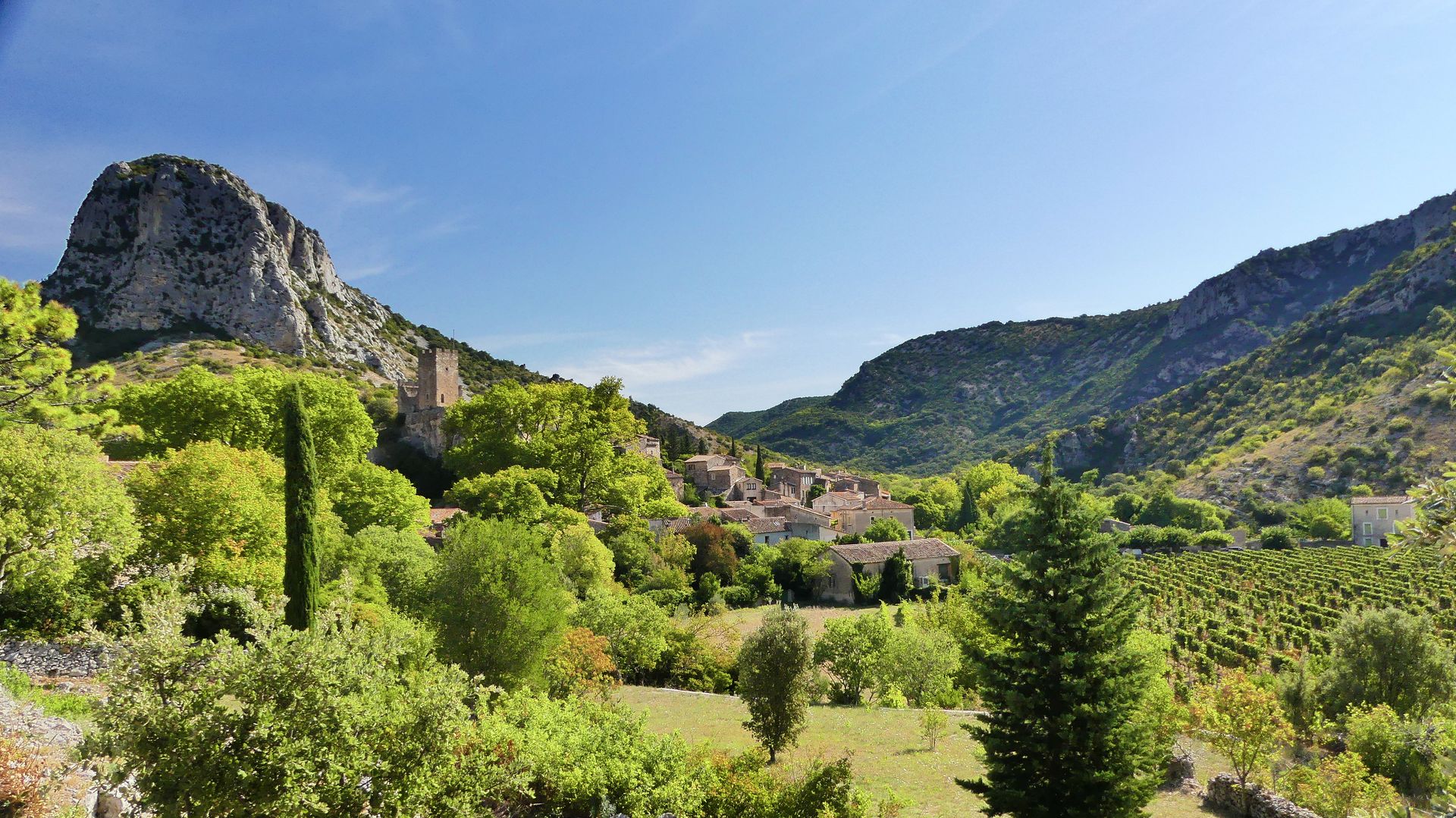 Saint-Jean-de-Buèges © Eric Brendle Vue sur le village médiéval de Saint-Jean-de-Buèges au pied du Roc Tras Castel
