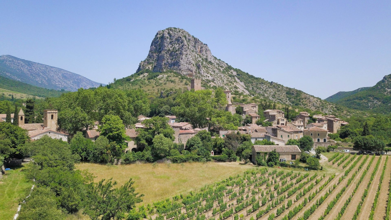 Saint-Jean-de-Buèges © Eric Brendle Vue sur le village médiéval de Saint-Jean-de-Buèges au pied du Roc Tras Castel
