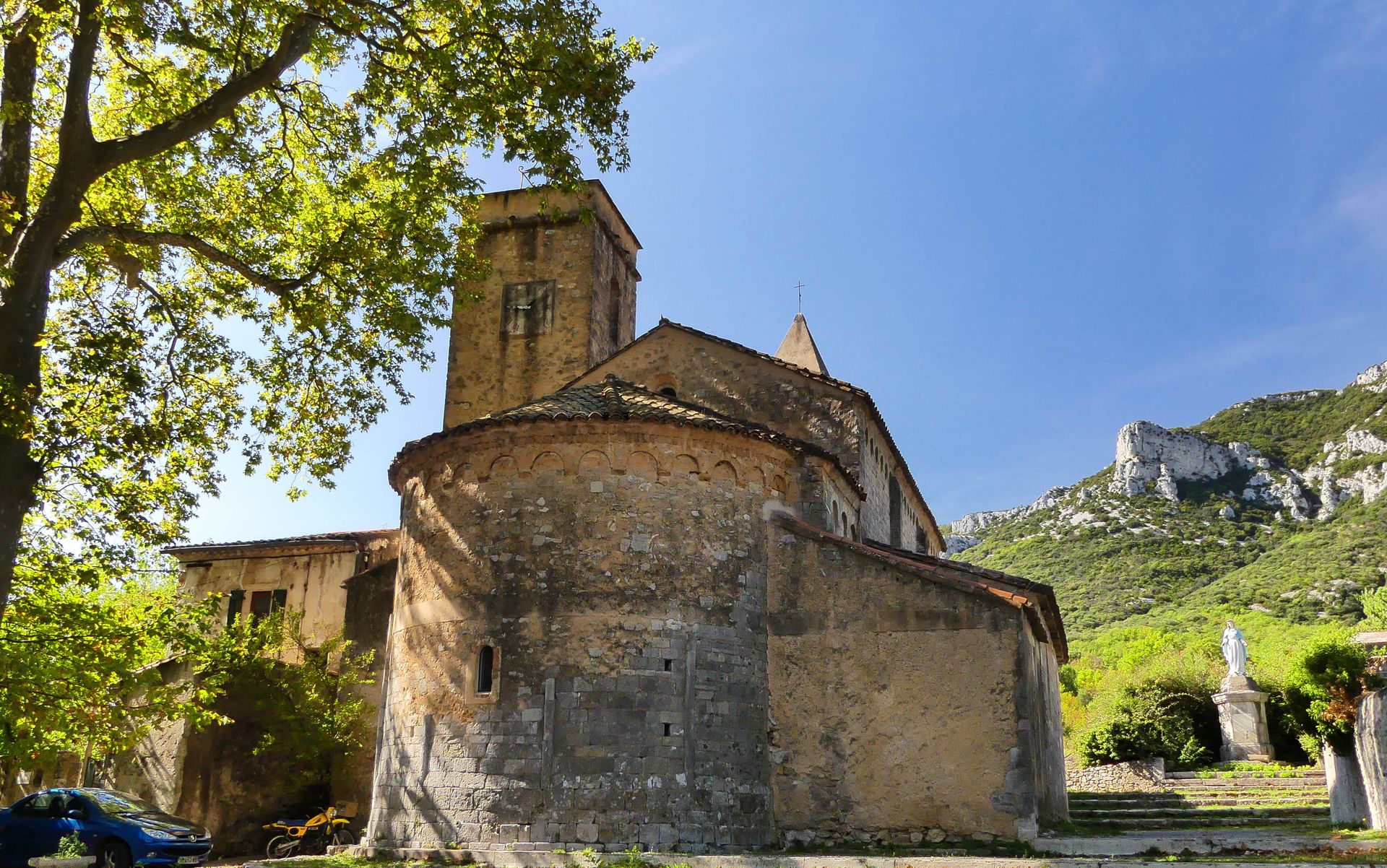 Eglise de la Nativité à Saint-Jean-de-Buèges © Eric Brendle Eglise de la Nativité Saint-Jean-Baptiste dans le village médiéval de Saint-Jean-de-Buèges