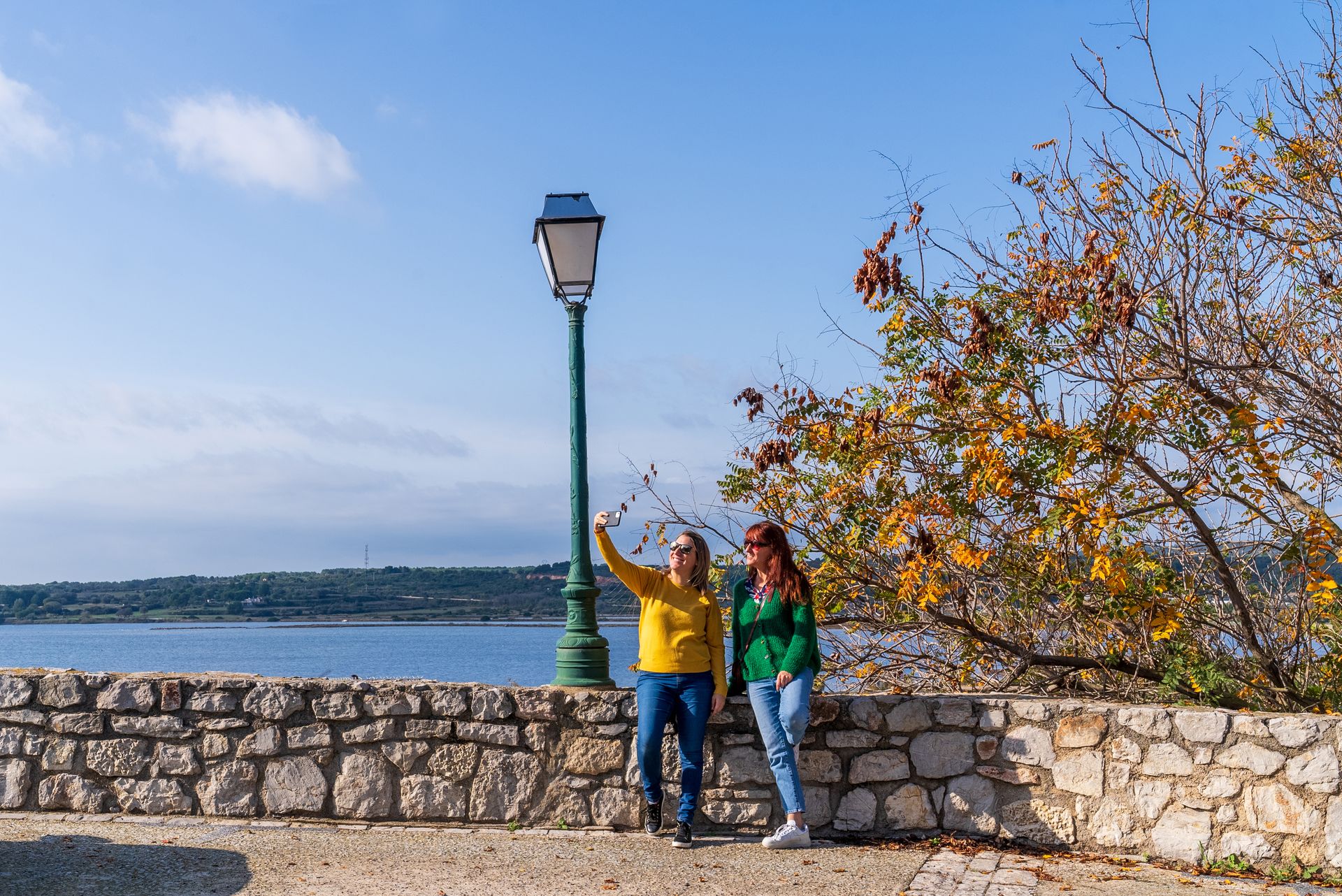 Balaruc-Le-Vieux © © Marion Ricard - Office de Tourisme Archipel de Thau Destination Méditerranée Deux copines font un selfie sur la promenade des remparts à Balaruc-Le-Vieux