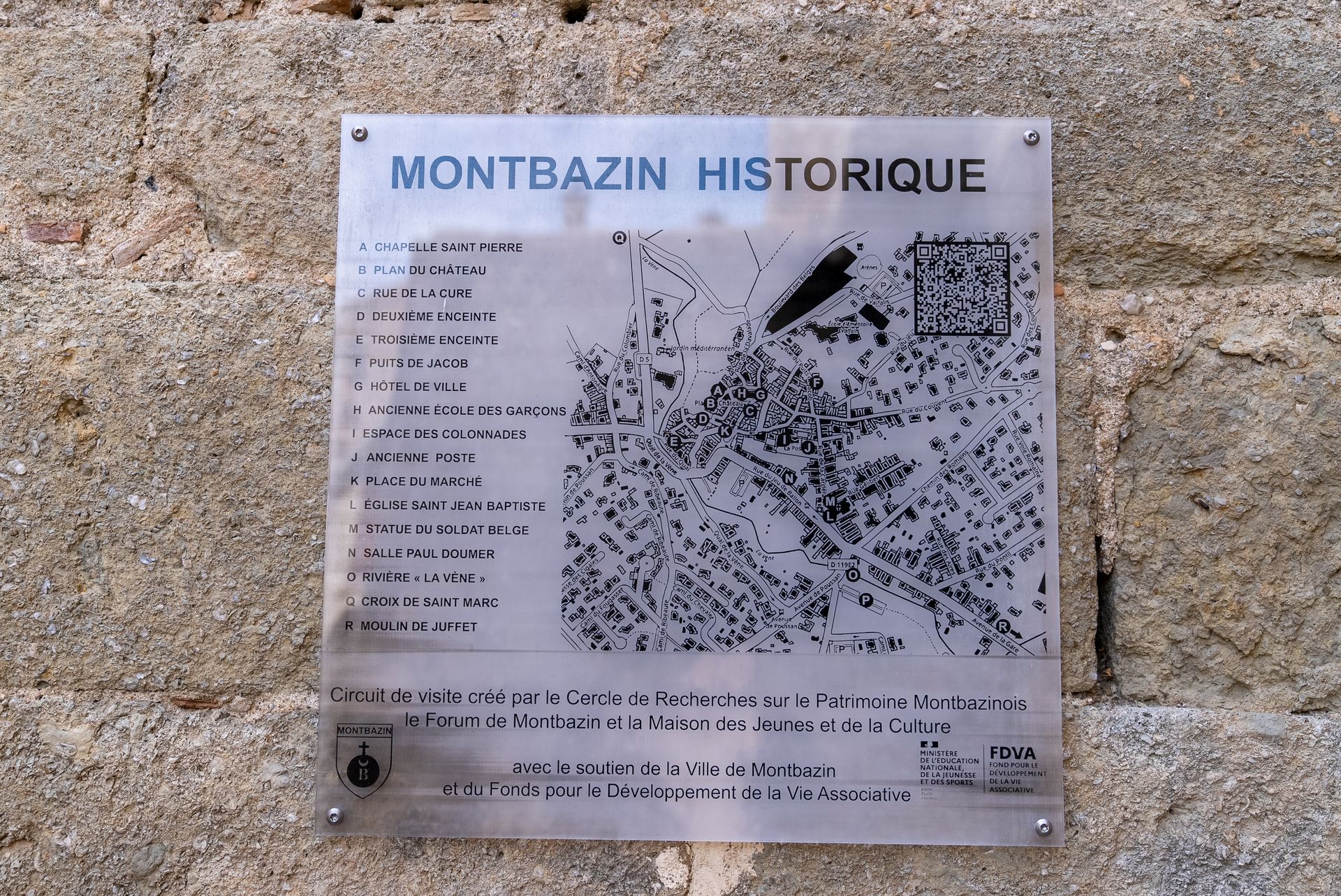 Circuit historique de Montbazin © Marion Ricard - Office de Tourisme Archipel de Thau Destination Méditerranée Panneau du circuit historique et patrimonial dans le village médiéval de Montbazin