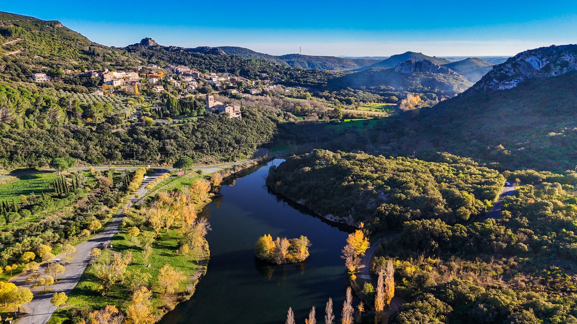 Village de Vailhan et lac en aval du barrage des Olivettes © Eric Brendle Village de Vailhan et lac en aval du barrage des Olivettes
