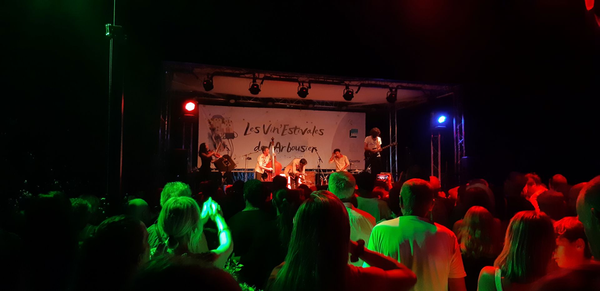 Les VinEstivales Arbousier Castries © Murielle Sanz Concert sur la scène du domaine de l'Arbousiers lors de la soirée VinEstinales. Les gens dansent.