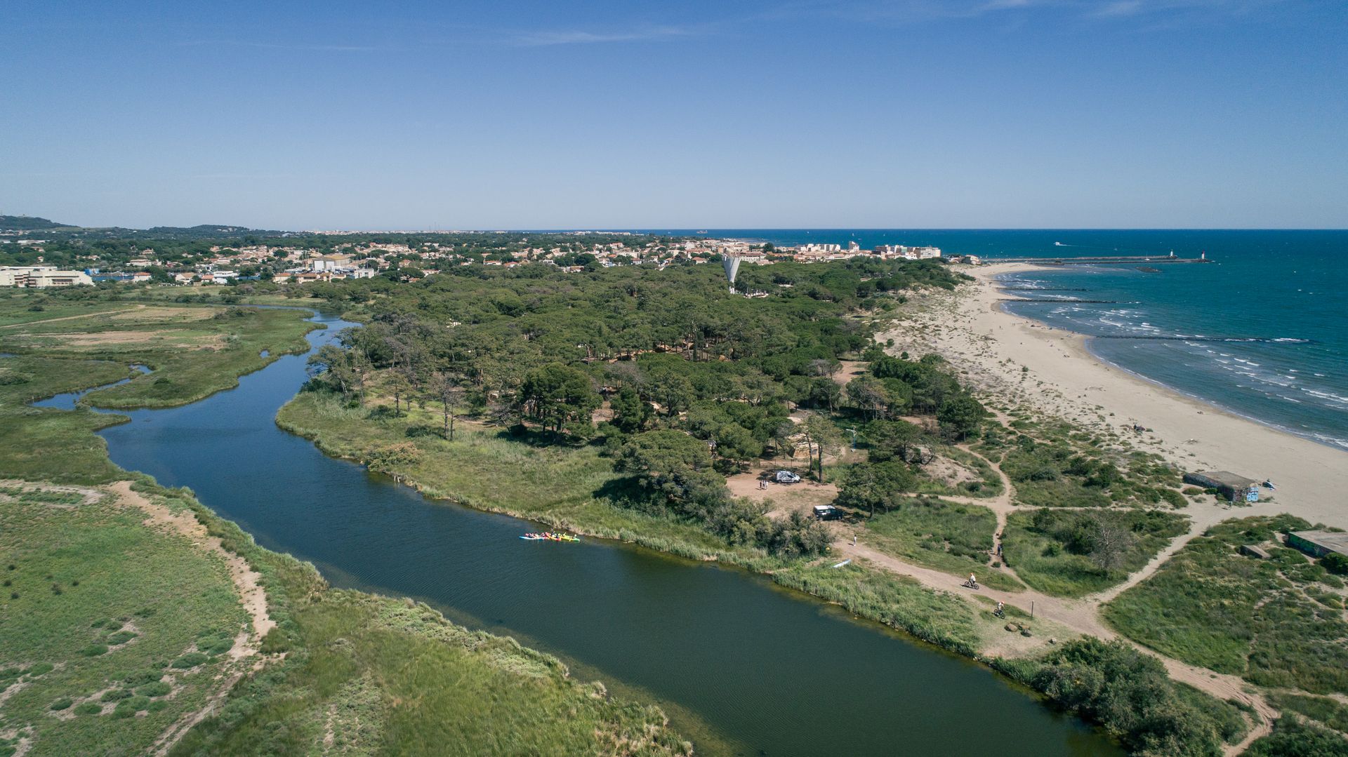 Etang du Clôt et mer Méditerranée © Olivier Octobre Vue sur l'étang du Clôt et la mer Méditerranée séparés par une pinède