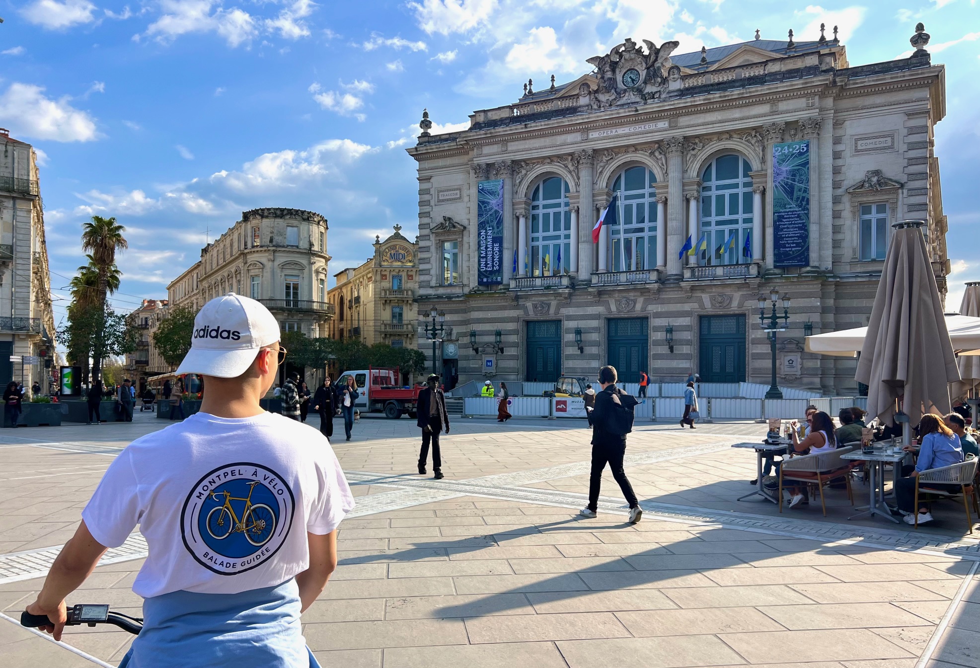 © Montpel' à vélo Vélo devant l'opéra place de la comédie à Montpellier