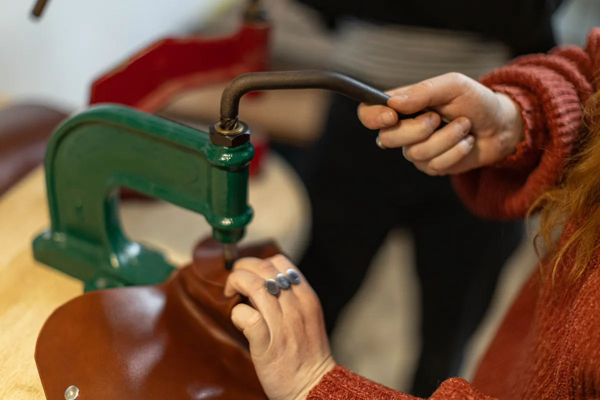 © Dudit maroquinerie Atelier créatif confection d'un sac à main en cuir
