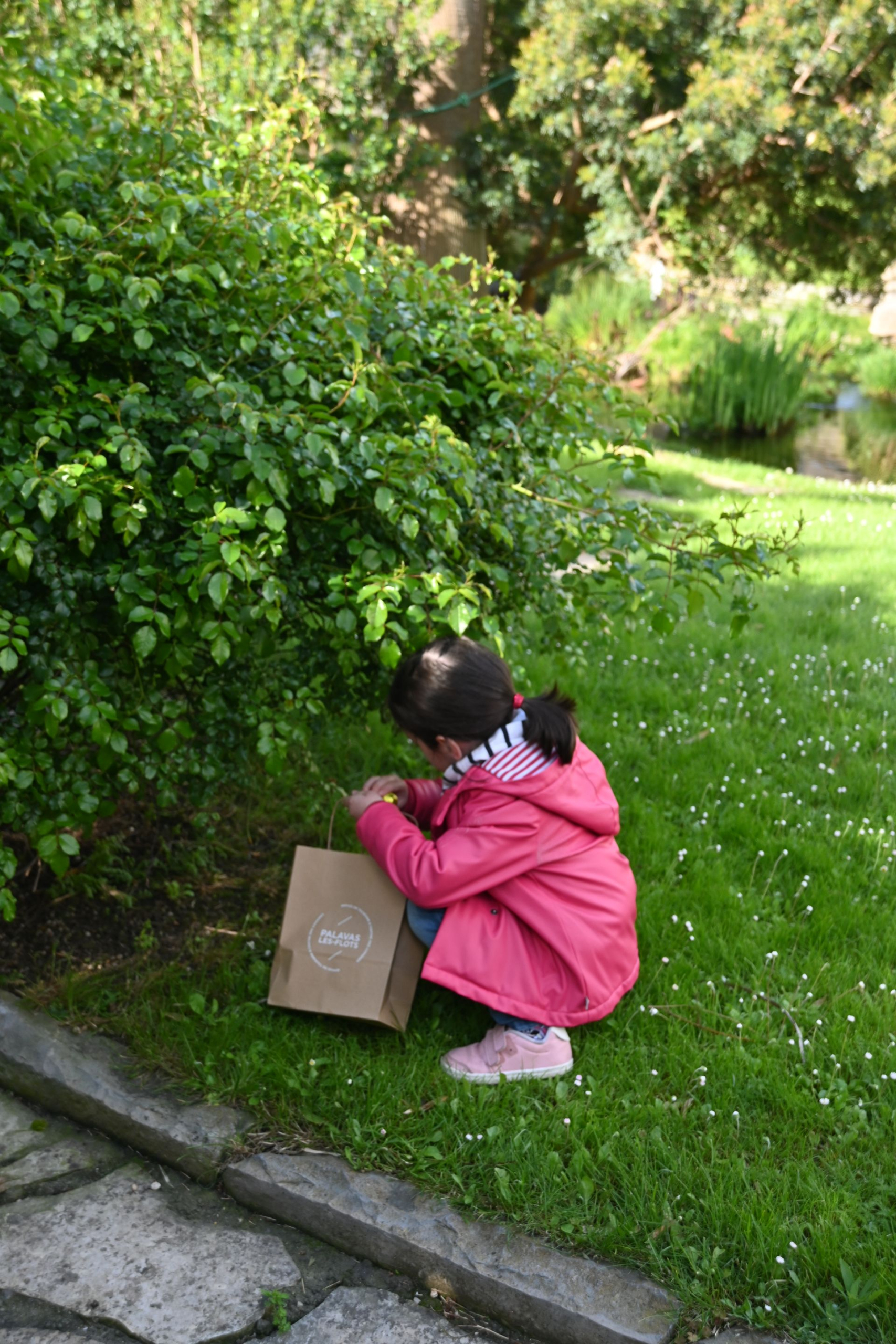 Chasse aux oeufs de Pâques © Office de Tourisme de Palavas-Les-Flots Jeune fille qui chasse les oeufs de Pâques dans un parc à Palavas-Les-Flots