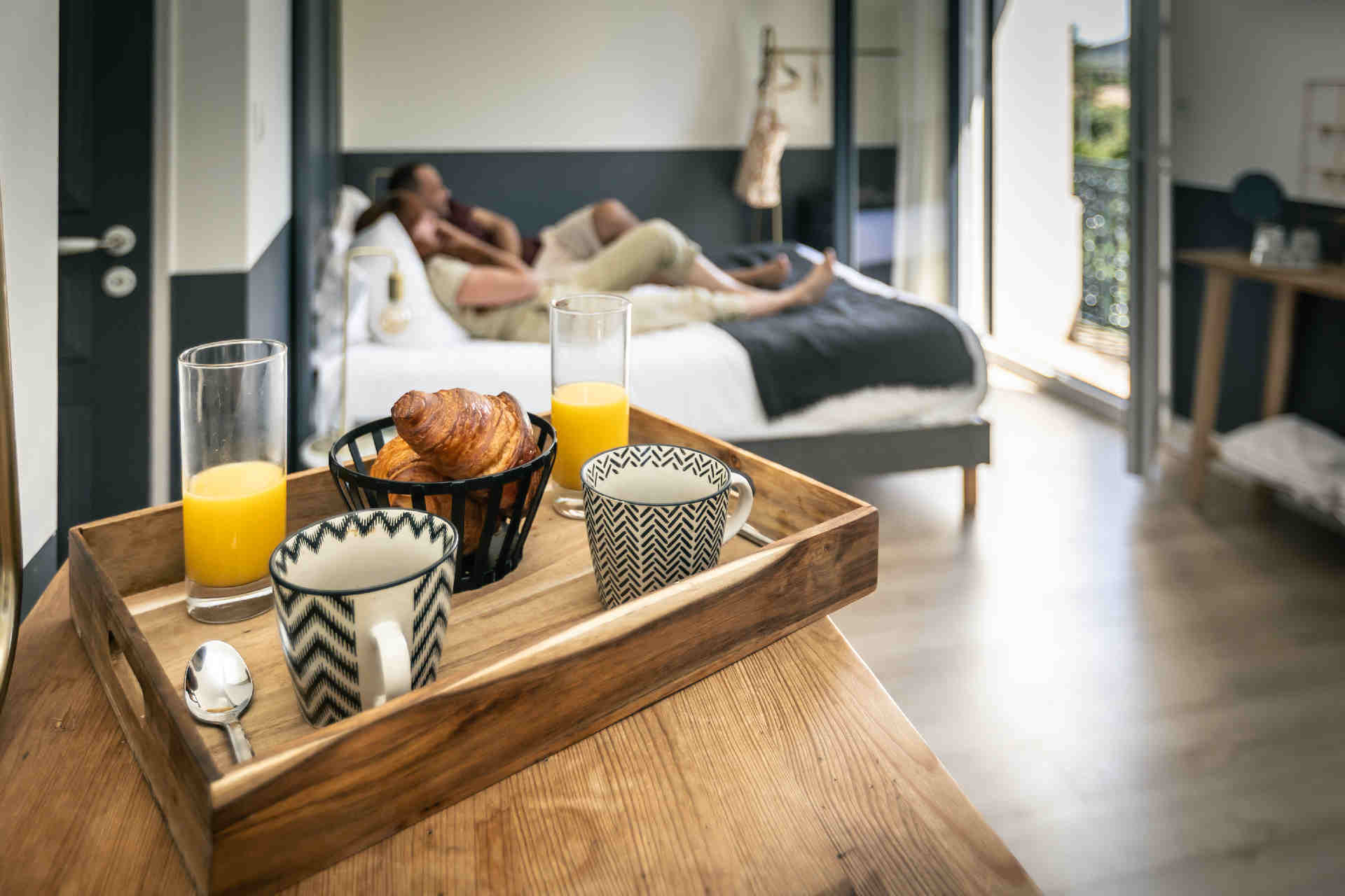 Domaine de Selhac © Olivier Octobre Couple qui se détend dans une chambre au Domaine de Selhac, Gites de France