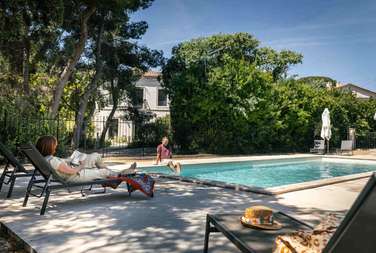 Domaine de Selhac © Olivier Octobre Couple qui se détend à la piscine du Domaine de Selhac, Gites de France