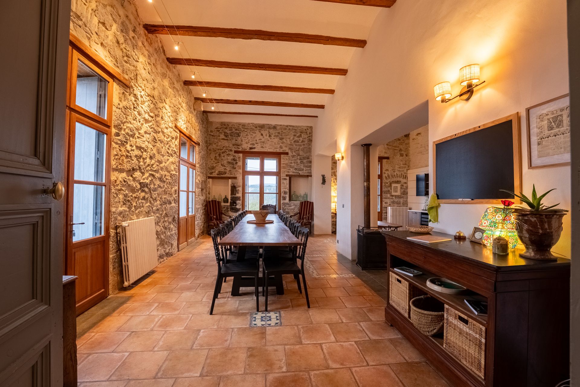 Hameau de gîtes Le Villarel à Brissac © OTUS PROD Salle à manger du gîte Le Château situé dans le hameau de gîtes Le Villarel à Brissac dans les gorges de l'Hérault