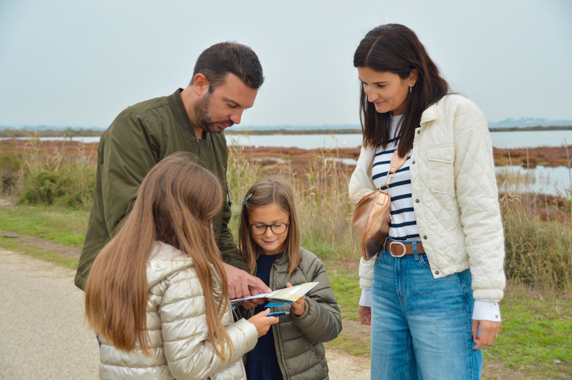 Jeu de piste à Palavas-Les-Flots © Office de Tourisme de Palavas-Les-Flots Une famille s'adonner à un jeu de piste autour de Palavas-Les-Flots