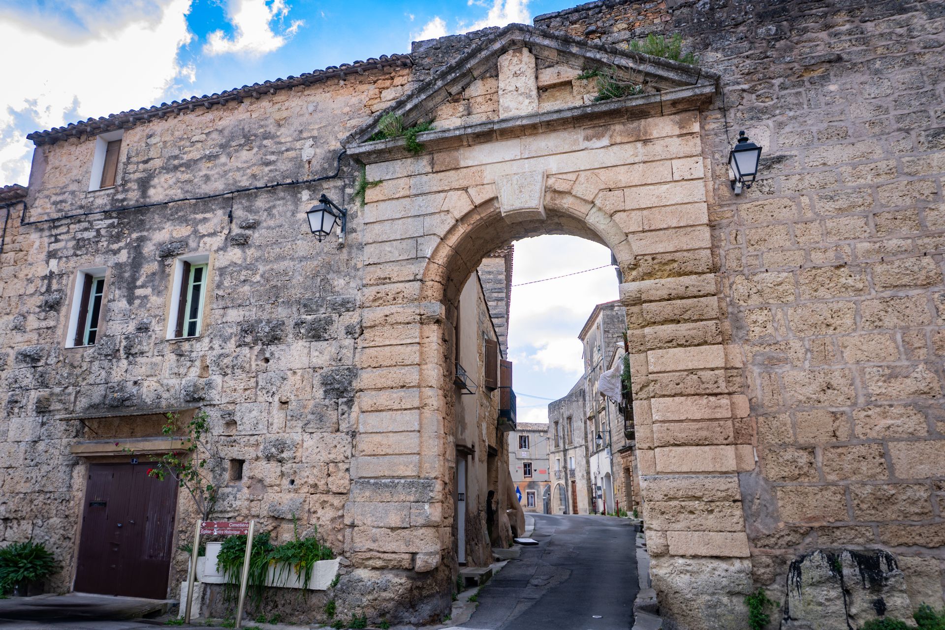 Poussan © Marion Ricard - Office de Tourisme Archipel de Thau Porte d'origine médiévale pour accéder au coeur du village de Poussan