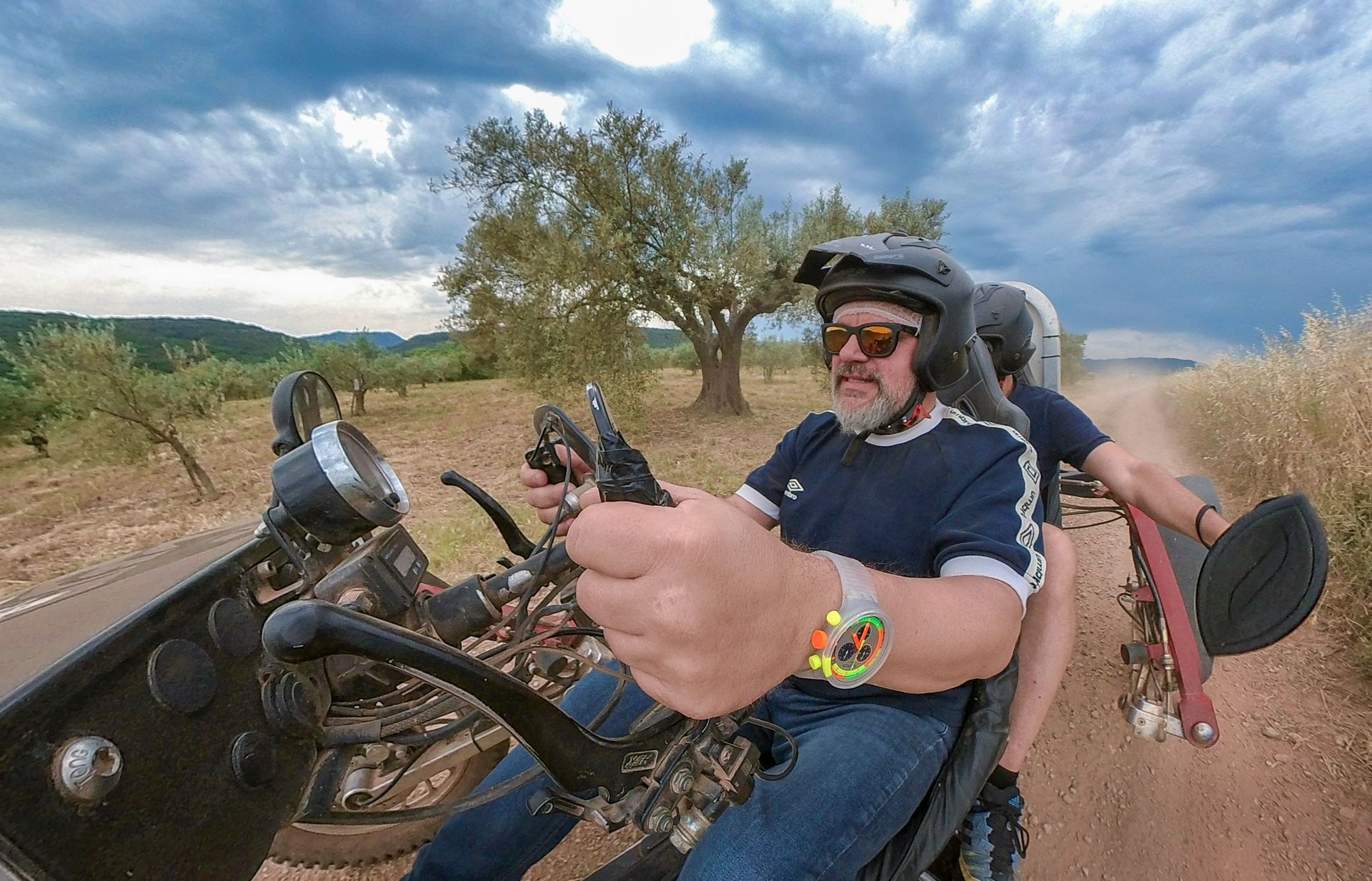 Swincar © Eric Brendle Deux hommes parcourent le territoire du Coeur d'Hérault à bord d'un Swincar, engin électrique