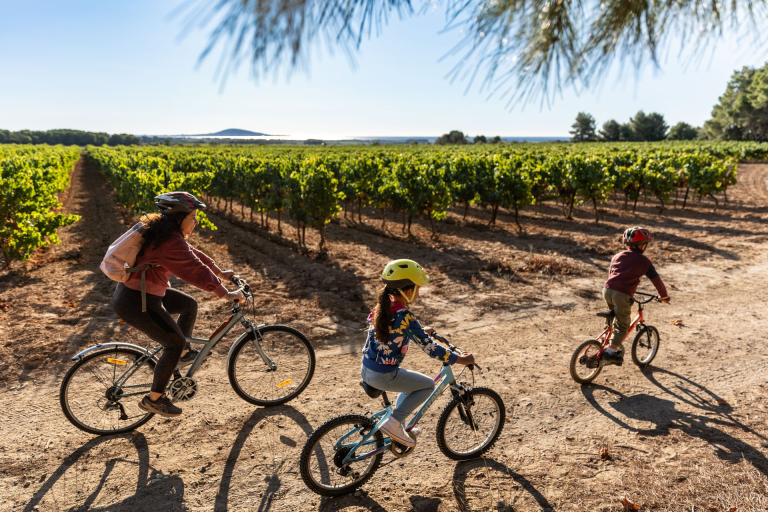 En vélo à travers vignes © Olivier Octobre Famille en vélo le long des vignes, avec en toile de fond, le mont Saint-Clair