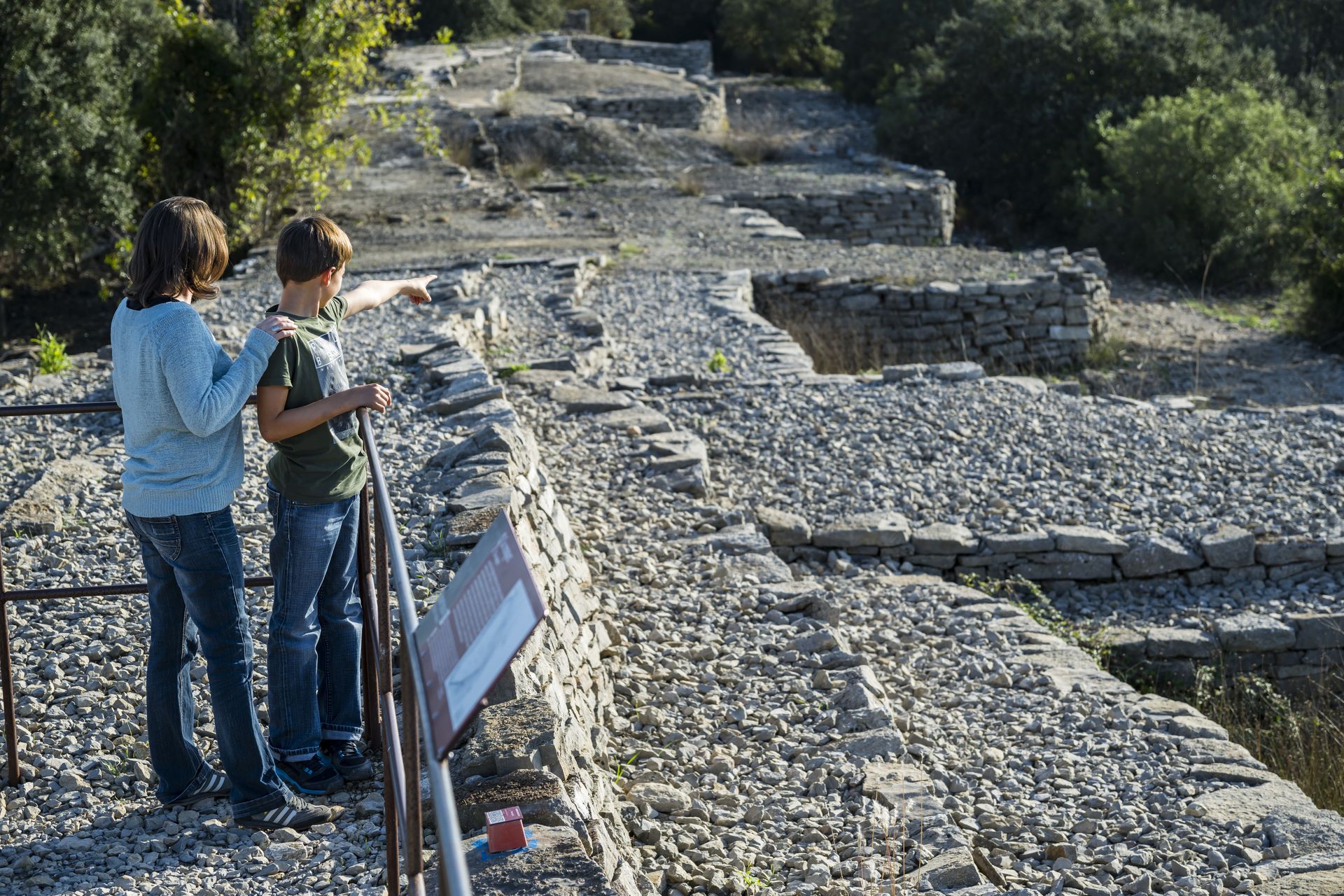 Ambrussum © Sam Bié Une maman et son fils découvrent le site archéologique d'Ambrussum près de Lunel