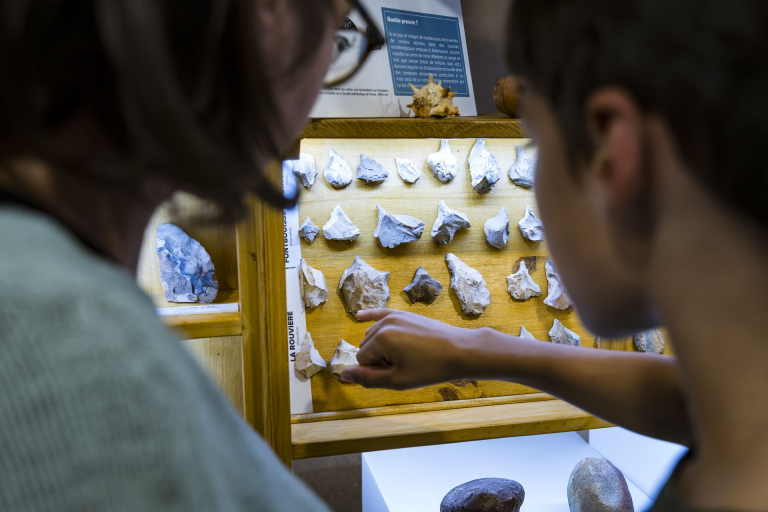 Une mère et son fils découvrent les pièces exposées au musée d'Ambrussum près de Lunel