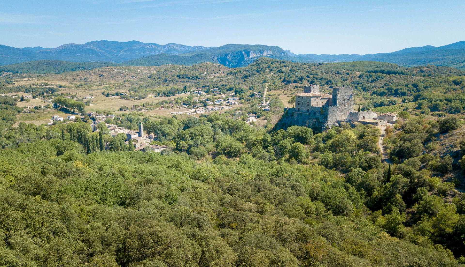Brissac © Eric Brendle Vue d'ensemble sur le village de Brissac avec son château qui surplombe la vallée
