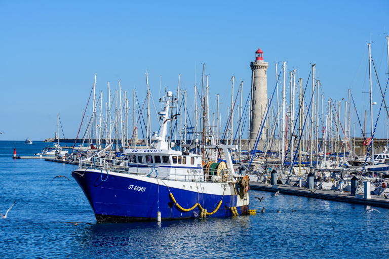 Chalutier dans le port de Sète