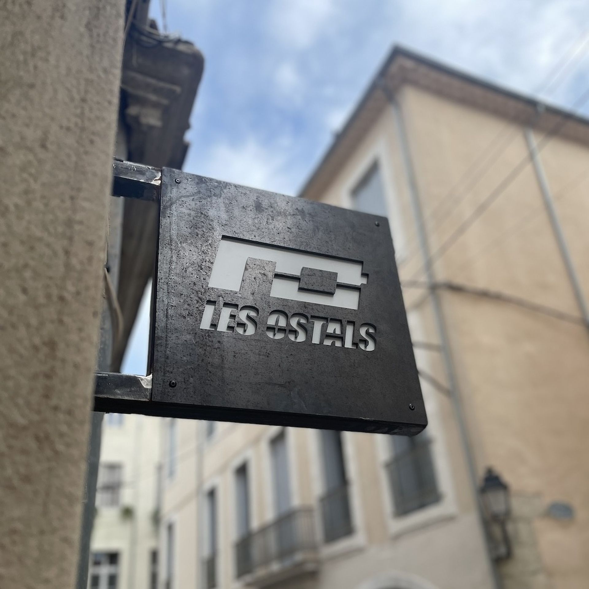 Zoom sur l'enseigne des Ostals à Béziers