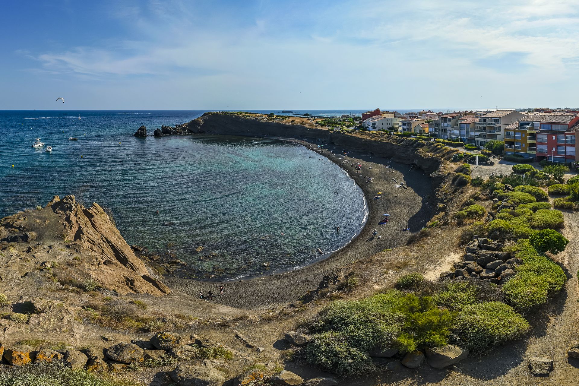 Plage de sable noir de La Grande Conque au Cap d'Agde