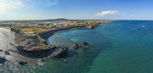 Vue sur la station littorale du Cap d'Agde et la plage de sable noir de La Grande Conque