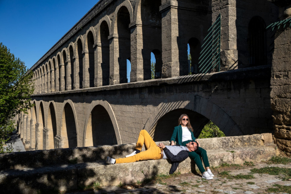 Couple de jeunes se reposant aux Arceaux à Montpellier