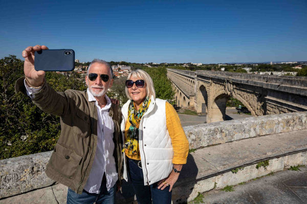 Couple de jeuniors au Château d'eau du Peyrou à Montpellier