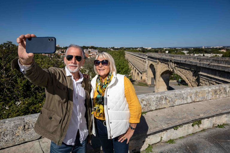 Couple de jeuniors au Château d'eau du Peyrou à Montpellier