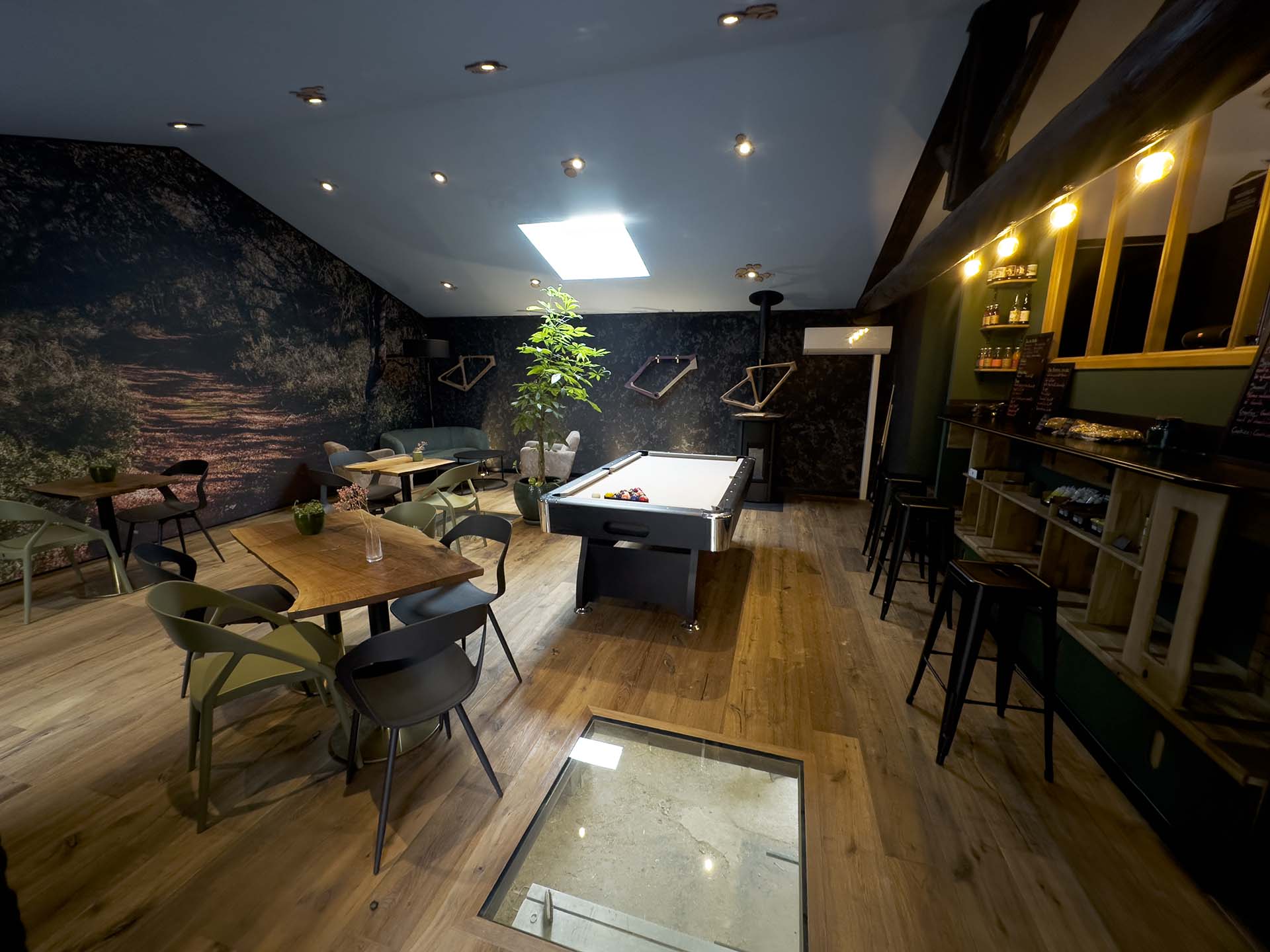 © Gastabrunch  Tables, chaises, billard dans la salle du brunch