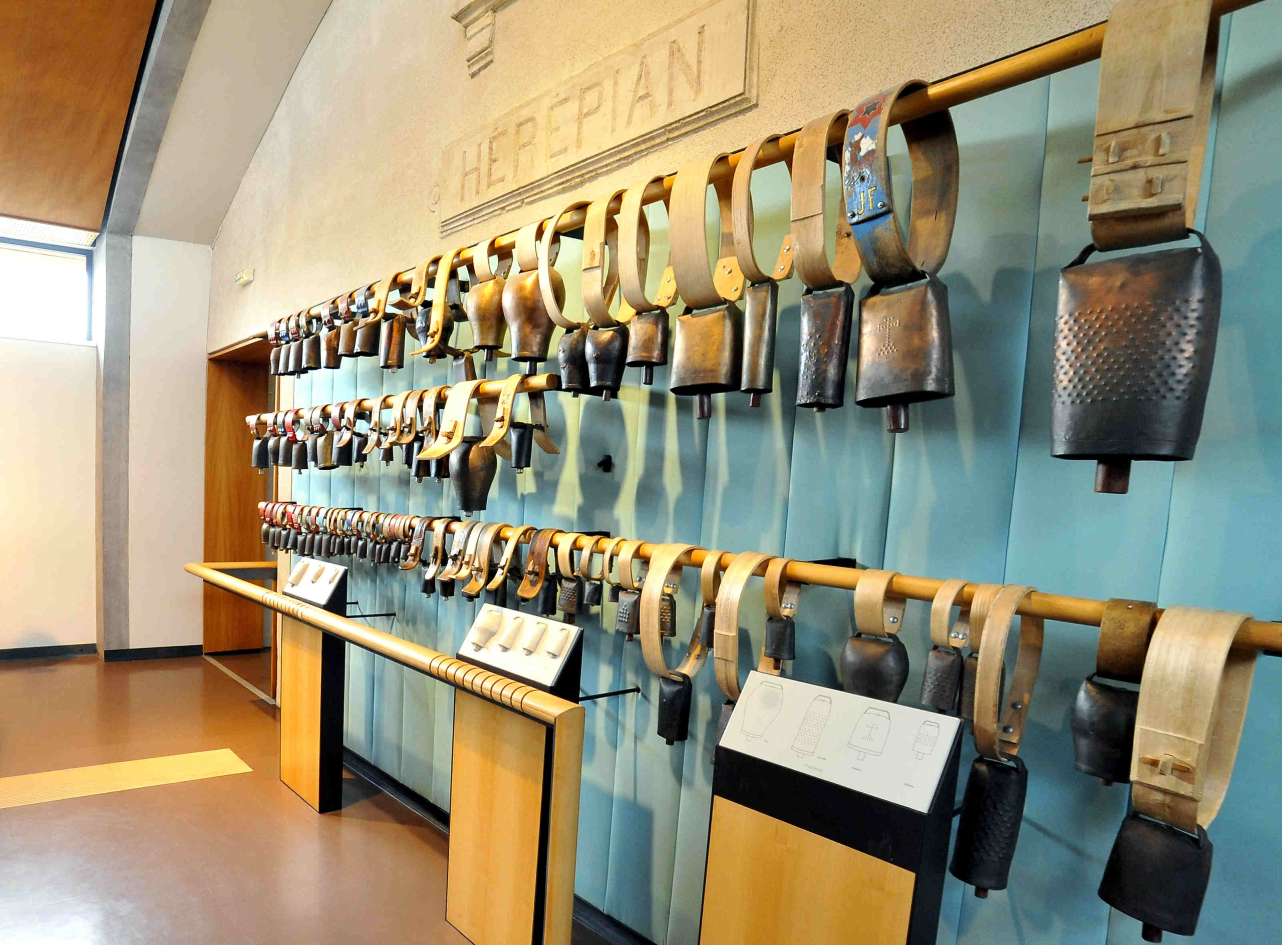 Musée de la cloche et de la sonnaille Hérépian © Xavier Quentien Exposition de cloches que l'on peut toucherau musée de la cloche et de la sonnaille à Hérépian