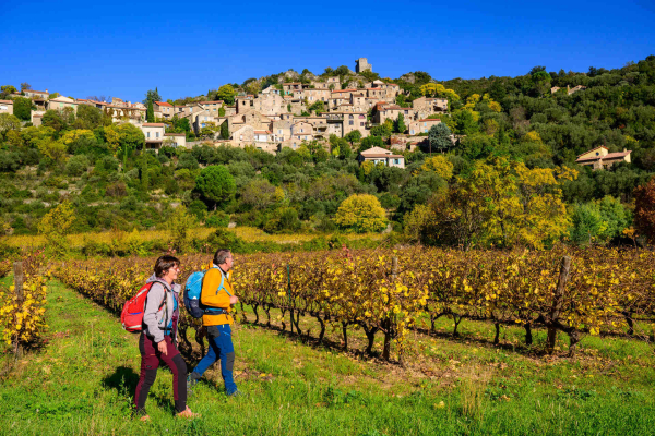 Couple de jeuniors en balade dans les vignes de Vieussan