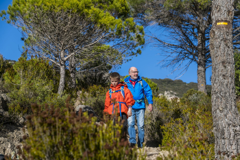 Un grand-père et son petit-fils randonnent dans le cirque de Mourèze en hiver
